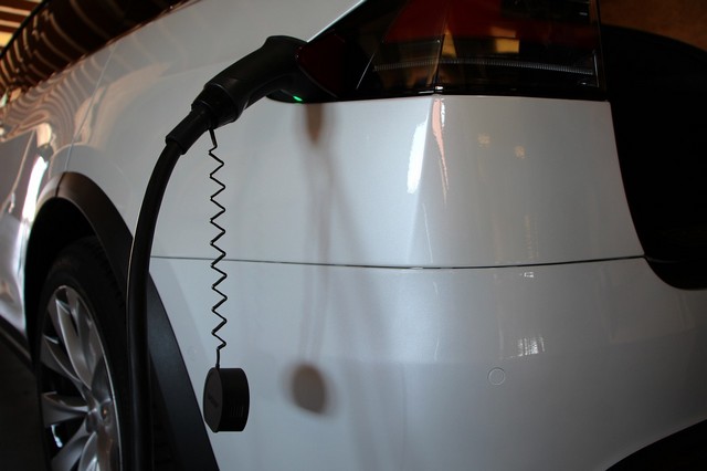 Elektroauto wird aufgetank
